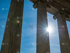 太阳，带着一些镜头的天赋，在大理石建筑的柱子间闪闪发光