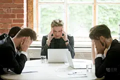 紧张的老板执行团队在会议上寻找业务问题的解决方案