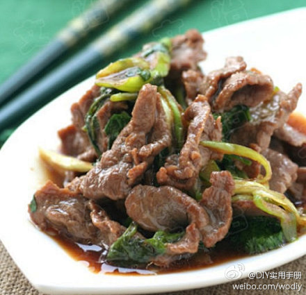 老北京的烤肉做法：1.牛肉切成2毫米厚的...