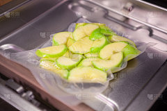 采用真空封口机进行食品包装。