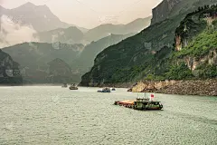 许多驳船航行在长江上游的三峡大坝以西，中国秭归。