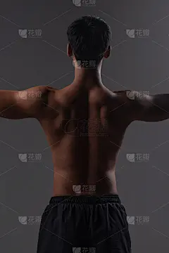 健身人在健身房锻炼、热身、摆姿势，健康的生活方式。