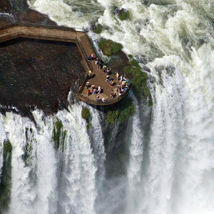 巴西的一个瀑布景观台,在这里观景感觉如何...
