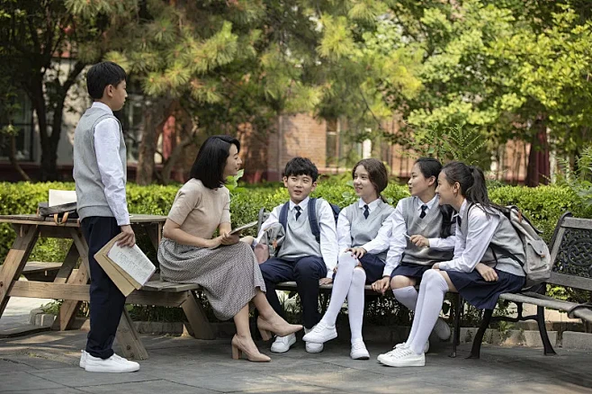老师和学生在校园里谈话图片下载