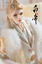 #龙魂# #新娃上架# #bjd# #白帝#  

西方白龙，其名白帝，居于九重霄汉之宫阙，为西海龙族之祖。
白帝历洪荒，统西海，登帝陛，守疆宇，心怀子民，泽应民求。

上古传说系列白帝正式上架
九重宫殿中的白帝，身穿宫装，举止雍荣尔雅，不愧是西海龙族之祖呢~...展开全文c