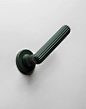 zeppelin - Dnd Handles : Volumi marcati e arrotondati come rimando formale – e decorativo – ai dirigibili Zeppelin dell’inizio del 1900, per una maniglia contemporanea, dalla sapiente realizzazione tecnica.