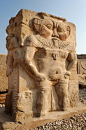 'Mejor en Dendera. El alivio de Bes en la explanada del templo de Hathor en Dendera. El dios enano-como fue visto como el prot ...