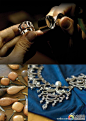 [珠宝网 - 世界顶级珠宝工匠的完美杰作 - www.zhubao.com] 一件首饰的诞生，从构思到最终产品，可能需要几个月甚至几年的辛苦工作。设计师将自己的构思展现在设计图纸上，工艺师根据设计的图纸，对宝石进行挑选、切割，并按照图纸进行模板的雕刻制作。经过初次雕刻、配石修整等步骤后，完成首饰雏形。在此基础上，工艺师对模板进行铸造，在进行最后的打磨、抛光、镶石等等繁琐的步骤后，一件精美的艺术品就诞生了。每位艺术家都有自己的不同风格，而每一件完美的首饰也都拥有不同的灵魂。