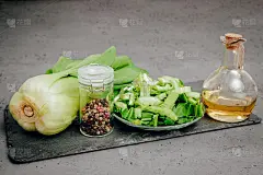 石头台面上放着整片小白菜。