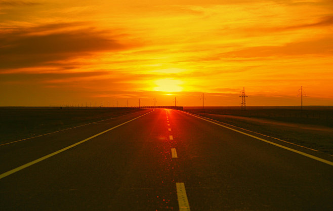 路面夕阳