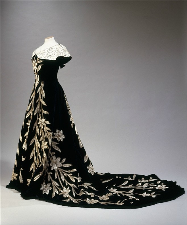 #服装# 晚装，1896，法国。优雅的黑...