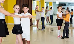 孩子们一起跳双人舞