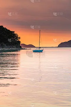 日出，高云和船在海湾