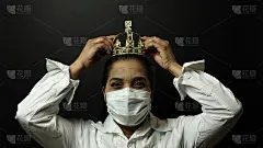妇女戴上外科或医疗口罩戴在头上，描绘了冠状病毒或冠状病毒19、病毒爆发的概念。冠状病毒病2019-n
