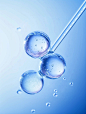 A blue and white background with three water molecules floating in the air, macro photography, liquid crystal ink, crystal-clear water droplets on glassy bubbles, a long pole holding three spheres of pure cosmetic gel liquid, three circles suspended toget