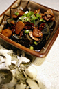 【凉拌鹌鹑皮蛋】食材 鹌鹑皮蛋 蒜瓣 葱花 生抽 醋 盐 做法 皮蛋剥壳切半 蒜瓣切片 加入生抽 盐 醋 撒上葱花就完成啦 