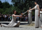 2012年5月9日，女祭司伊诺·梅妮佳奇手捧圣火在古奥林匹亚遗址进行最后的奥运圣火传递彩排。