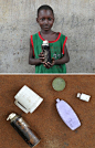 上图：8岁男孩特拉奥雷·达乌达手中拿着他最喜爱的玩具。下图：特拉奥雷·达乌达的所有 