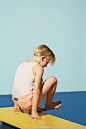 #FD kid's fashion#孩子们成为摄影师David Hockney的缪斯 以波普复古造型泳装拍摄了一系列名为David Hockney's pool的照片