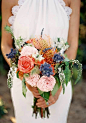 用野花和可爱的杂草搭配成一束有情怀的新娘捧花吧！