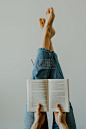 读一本书在牛仔裤的女人照片素材-图片ID：315184400