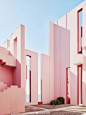 粉色的纯真，位于西班牙卡尔佩海岸线上的乌托邦住宅La Muralla Roja… | By Ricardo Bofill #设计图舍-建筑#建筑与室内外空间设计 ​​​​