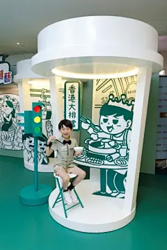 「韩CUP“港”潮艺」纸雕插画艺术展 @千色汇 - Timable : 相信大家小时候都曾试过偷偷地将书本上的历史人物或动物「加工」，画上粗粗的眉毛及趣致的胡子后成为独一无二的搞鬼模样。而来自韩国的艺术家Soo Min Kim（@fseo）亦喜欢发挥小宇宙，把...