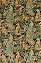 十九世纪手工艺美学大师- 威廉•莫里斯（William Morris）的经典自然印花主题

在LOEWE William Morris 朋克系列中，由LOEWE 创意总监Jonathan Anderson重新演绎，从代表作品中精选出草莓小偷、狐狸、森林、莨苕和忍冬花的原版印花进行融合和转换。