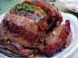 九、芋头扣肉
　　
　　材料：五花肉一斤，芋头一个，料：生抽老抽，姜汁，八角，橙皮，（去卖调味的店里你说做扣肉的他就会帮你捡一小包，我们家那的会用白纱布帮你包起），料酒，糖，排骨酱，诸侯酱
　　
　　做法：1、五花肉煮肉汤留着，把肉的皮用牙签插很多小洞洞，芋头去皮，对半切开再切成0.7CM。2、油烧热，先将芋头入锅炸至金黄色捞出，再放入五花肉(皮面向锅底，盖锅以免油爆)炸至金黄色捞出(约3分钟)然后放到冰水或冷开水里泡半小时，好了捞出切片。3、放切好的肉片放进一大盆内，生抽老抽、姜汁、八角、橙皮、