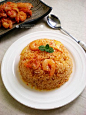 [【泡菜虾仁炒饭】] 做法： 1、虾去头去壳去肠洗净沥干，加入盐1/2茶匙、料酒1茶匙、胡椒粉1/4茶匙、蛋清1茶匙、生粉1茶匙抓捏均匀，放入冰箱里冷藏半小时，下锅前加入1勺食用油拌匀； 2、韩式辣白菜改刀成寸段；起油锅加热至四、五成，滑炒虾仁后盛起；下泡菜煸炒1～2分钟，加入虾仁翻炒均匀即可；喷香出锅。 3、将做好的泡菜虾仁盛出，原锅内加入冷饭，中火翻炒，加入适量泡菜汁，炒至米饭均匀受热并散开，加入泡菜虾仁炒匀即可。 PS：滑炒虾仁时油温不要太高，虾仁变色后立刻盛起，这样口......