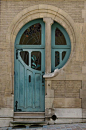 I have a thing for collecting photos of great windows and doors. This one is just so wonderful that I wish I could recreate it on my own home.