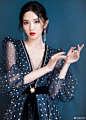 组图：唐艺昕深V透视裙小露美背 当妈后上围激长性感火辣 : 11月2日，唐艺昕在微博晒出自己的一组写真照并配文：“昨天大概就是这个样子。”照片中，唐艺昕妆容精致，身穿深V薄纱长裙，小露后背，十分性感美丽。
