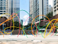 一个用彩色交织的“梦境”。来自日本的装置艺术家Kengo Kito以“城市链接人与人的关系”的理念，用多个充满感官体验的艺术装置，延续出美好的喜悦， 寓意卓悦中心为城市带来的无限可能性。