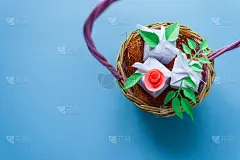 蓝底纸花篮，白色礼物