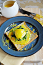 一气呵成的经典英式早午餐【班尼迪克蛋Egg Benedict】

          班尼迪克蛋egg benedict是有次旅行在一家外国人开的小店吃到的，一下子就爱上了。尤其是留着溏心的鸡蛋，外加浓浓的荷兰汁，吃一口，就会觉得相当满足。 班尼迪克蛋是由吐司/英式马芬+培根/火腿/三文鱼+蔬菜+水波溏心蛋+荷兰汁组合而成的。别看只是简单的几部组合，但要想做出让人一口就更感受幸福的班尼迪克蛋，需要的可是一丝不苟和一气呵成。     荷兰汁是西餐的传统酱汁，新鲜的酱汁保存环境......