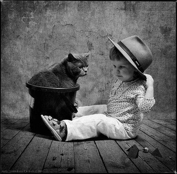 Andy Prokh黑白摄影之小女孩与猫...