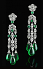 祖母绿被誉为绿宝石之王，在古罗马时代，它代表最昂贵的宝石，是爱与美的颜色。祖母绿稀有的颜色来自两种微量元素：铬与钒，也因为其比例的不同，祖母绿能呈现多种风情，色系从浅绿到青绿、浓绿，淡的脱俗，浓的奢华，总是隐隐带着神秘高贵气息。英国高级珠宝品牌David Morris设计的祖母绿首饰拥有独一无二的复古气质，祖母绿静谧的气息会让人内心安宁与平静。@北坤人素材