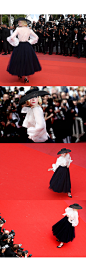 #Style# Elle Fanning in Dior New Look

本届戛纳电影节评委艾丽范宁亮相主竞赛单元电影《好莱坞往事》首映红毯！今天妹妹这身特别好，复古风情，像是五十年代穿着 Dior New Look 的贵妇穿越到 2019，点题且惊艳。 ​​​​