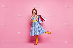 全尺寸的照片可爱的甜美的花哨的女孩旅游购物中心客户享受减价大减价尖叫拿包穿蓝色红色高跟鞋头带黄色长筒