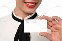拥有完美微笑和指甲的年轻企业女性在白色背景上的特写中保留空白名片.