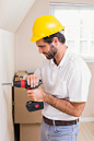 35岁到39岁,白人,室内,白昼,建筑工人_gic12243410_Construction worker drilling hole in wall in a new house_创意图片_Getty Images China