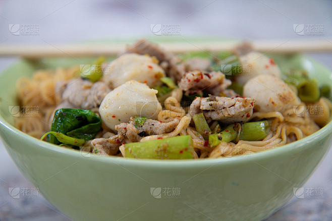 大城府船面:猪血汤面。这个菜单叫猪肉瀑布面。这是泰国的一道名菜。既美味又营养丰富。