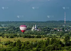 五颜六色的热气球在蓝色的天空中飞翔。气球节-俄罗斯的金戒指- Pereslavl Zalesskiy