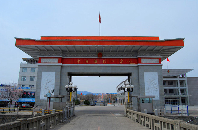 图们口岸：包括公路口岸和铁路口岸二个部分，是我国对朝鲜的第二大陆路口岸。位于图们市区图们江畔，对面是朝鲜南阳国际口岸，距朝鲜清津 177公里 ...