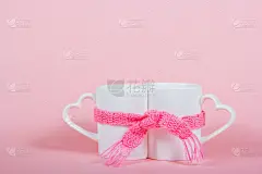 两个用围巾裹着的杯子。杯子与心。情侣杯。爱和关心。本空间