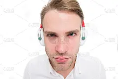 我听不见。戴耳机的人在听音乐。男人戴着耳机全神贯注地听着最喜欢的歌曲。人严肃严肃脸忙听音乐孤立白皙背