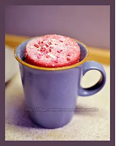 『情人节特辑』5分钟杯子蛋糕 -超简单食谱，献给所有想给TA一个浪漫惊喜的菜鸟厨师们 （微波炉制作，不需烤箱）

    情 人节马上就要到了，是不是有很多人最近在愁该给自己心爱的人送什么才好呢？ 玫瑰、巧克力早已成为石器时代的礼物了，在这个特殊的日子当然还是自己亲手制作的礼物能才表达最真挚的情感。可你是不是在担心自己动手能力不强，从来没有 过下厨经验呢？别担心，这次的食谱已经将简单的定义降低到了新的层次，成功率一定是１００％～这个好看又好吃的蛋糕不仅耗时短，食材也很好找。......