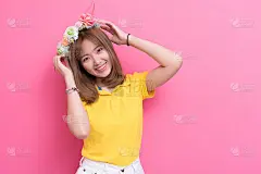 美女与花帽子摆姿势在粉红色的墙背景。夏季和vintage概念。幸福生活和人物肖像主题。可爱柔和的色调