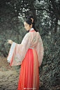 花开花落花无悔，缘来缘去缘如水。<br/>花谢为花开，花飞为花悲。<br/>花悲为花泪，花泪为花碎。<br/>花舞花落泪，花哭花瓣飞。<br/>花开为谁谢，花谢为谁悲。<br/>