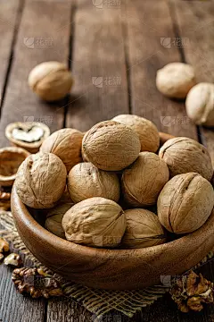 胡桃木碗在乡村背景